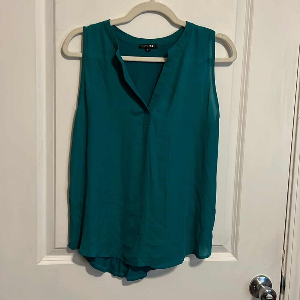 Sleeveless v neck shirt